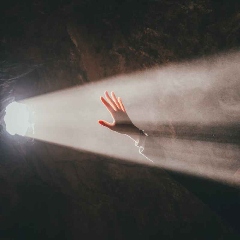 La lámpara bajo la mesa o la disonancia de una iglesia con luz&nbsp;artificial